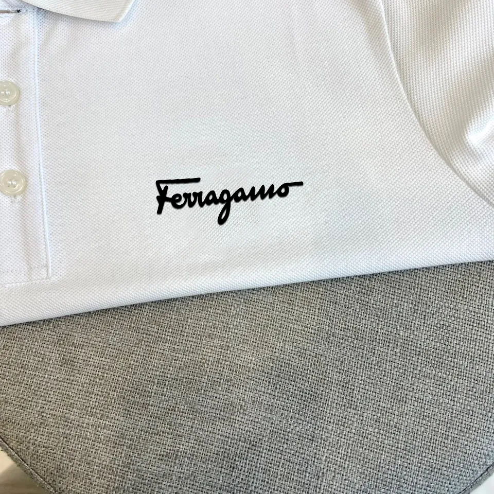 Ferragamo's new spring and summer men's fashion business casual Polo shirt is a casual short-sleeved shirt dominated by fabrics and craftsmanship. It abandons the previous style and tone and takes a minimalist route. It is very pure and neat. The Classic version is calm and atmospheric, and it is easy to highlight the texture. It is also a widely compatible color, which can be business or casual fashion, both solemn and harmonious, with a full aura! The piqué mercerized cotton fabric supplied by customers has excellent tactile experience, first-class tailoring, extremely smooth and perfect lines, impeccable details, and a strong overall sense of quality. A must-buy in spring and summer! M-3XL